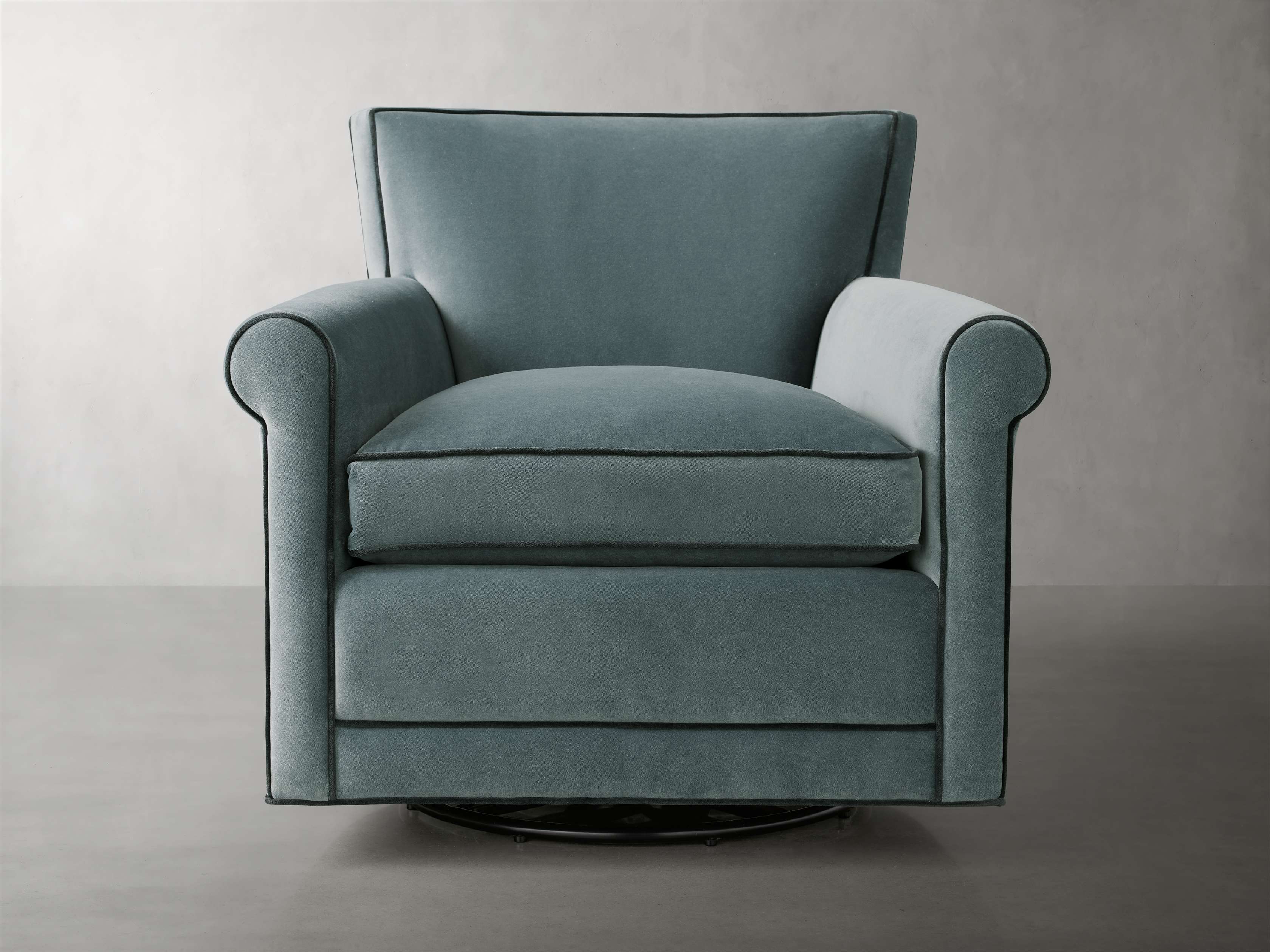 Chaise pivotante à accoudoirs roulés Rudy